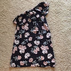 🎉2x HP🎉{Francesca’s} One shoulder floral dress